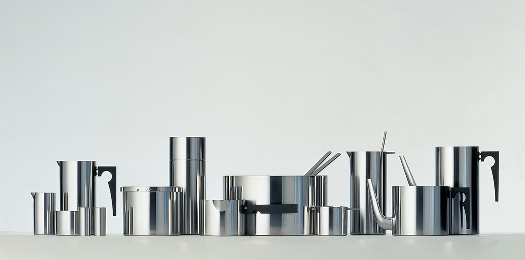 デンマークの巨匠・アルネ・ヤコブセンがデザインしたステンレス製テーブルウェア「シリンダライン」